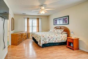 康威12 Mi to Myrtle Beach Peaceful Abode in Conway!的带床和吊扇的卧室