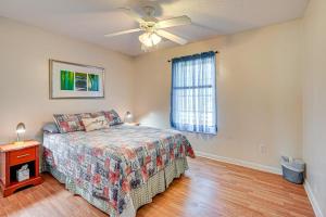 12 Mi to Myrtle Beach Peaceful Abode in Conway!客房内的一张或多张床位