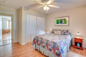 12 Mi to Myrtle Beach Peaceful Abode in Conway!客房内的一张或多张床位