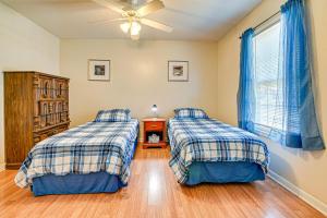 12 Mi to Myrtle Beach Peaceful Abode in Conway!客房内的一张或多张床位