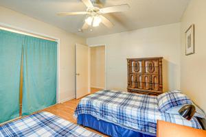 12 Mi to Myrtle Beach Peaceful Abode in Conway!客房内的一张或多张床位