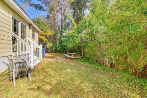 12 Mi to Myrtle Beach Peaceful Abode in Conway!外面的花园