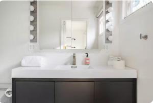 Koupelna v ubytování Charming one bed one bath privet studio + 32 fotografií