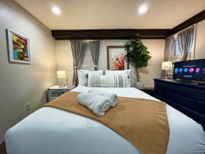 Katil atau katil-katil dalam bilik di Artist's apartment in the heart of the city