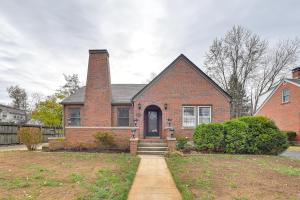 Κήπος έξω από το Walk to UK Campus Charming Home with Patio!