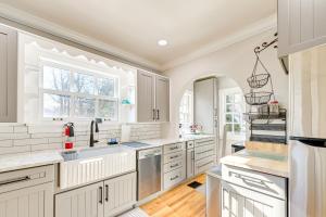 Η κουζίνα ή μικρή κουζίνα στο Walk to UK Campus Charming Home with Patio!