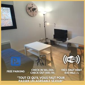 ein Wohnzimmer mit Tisch und Fernseher in der Unterkunft Idéal couple Appartement 1 chambre Cosy et calme pour visiter Nantes in Nantes