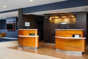 a lobby with a reception counter and a desk at Courtyard Columbus Worthington in Worthington +34 photos