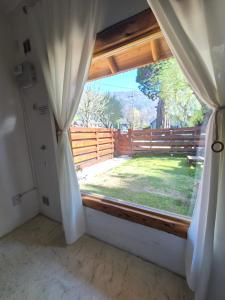 a room with a window with a view of a yard at Departamento Centrico SMA in San Martín de los Andes