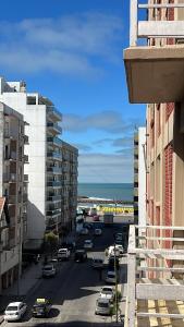- une vue sur une rue de la ville avec des voitures sur la route dans l'établissement Departamento en Mar del Plata, Zona La Perla, à Mar del Plata