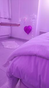 Letto o letti in una camera di Love room à 30 mn des plages et de Vannes