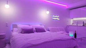 Letto o letti in una camera di Love room à 30 mn des plages et de Vannes