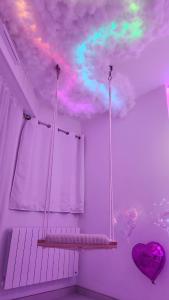 una camera con un soffitto rosa e viola con un cuore di Love room à 30 mn des plages et de Vannes a Questembert
