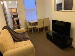 Televisyen dan/atau pusat hiburan di A greater graced flat near king power stadium ,tigers rugby stadium &LRI hospital