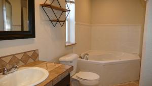 Ένα μπάνιο στο Spacious 6-bedroom log cabin +18 φωτογραφίες