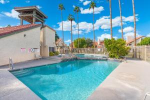 una piscina in una casa con palme di 1BD Superstition Mountains Pool & Hot Tub a Mesa