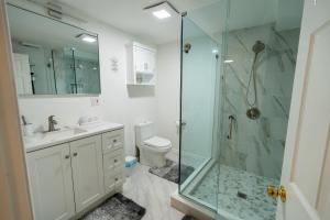 Ένα μπάνιο στο Stylish Stay By Beach & Shops +37 φωτογραφίες