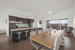 Dapur atau dapur kecil di Ocean Outlook - Sellicks Beach - C21 SouthCoast Holidays