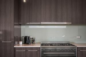 Dapur atau dapur kecil di Ocean Outlook - Sellicks Beach - C21 SouthCoast Holidays