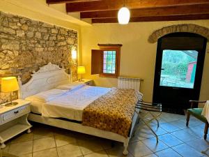Ένα ή περισσότερα κρεβάτια σε δωμάτιο στο Country House With Big Garden