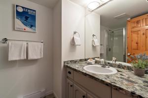 Koupelna v ubytování Modern Home in an Amazing Location by Harmony Whistler + 16 fotografií