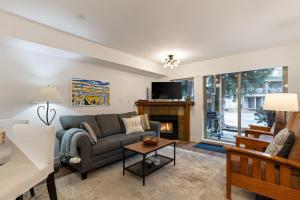 Posezení v ubytování Modern Home in an Amazing Location by Harmony Whistler