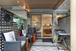 Posezení v ubytování Modern Home in an Amazing Location by Harmony Whistler