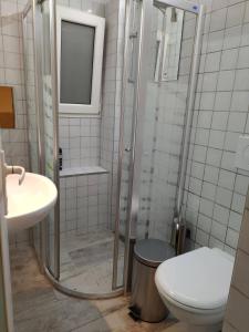 Ein Badezimmer in der Unterkunft Downtown Apartment with Private Yard YR1