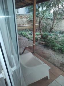 eine Glasschiebetür einer Veranda mit einem Picknicktisch in der Unterkunft Downtown Apartment with Private Yard YR1 in Thessaloniki