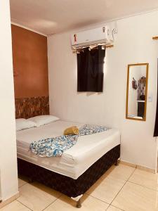 una camera da letto con un letto in una stanza di Casa e Ktinetes na praia de Japaratinga a Japaratinga