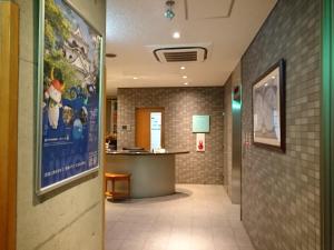 un pasillo de un edificio de oficinas con recepción en Hotel Lakeland Hikone, en Hikone