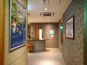 彦根市にあるホテルレイクランド彦根のフロントデスクのあるオフィスビルの廊下