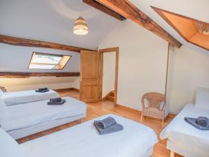 a room with two beds and a window at Gite du Moulin in Guignicourt-sur-Vence