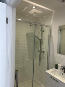 Et badeværelse på Flat 4 Folkestone Harbour Luxury Apartment + 9 billeder