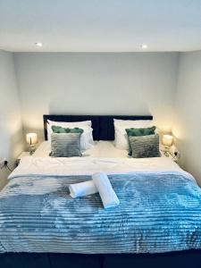 En eller flere senge i et værelse på Flat 4 Folkestone Harbour Luxury Apartment