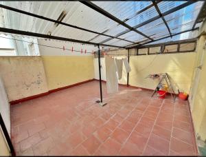 una habitación vacía con una habitación con una pared en Departamento 2 ambientes, en Mar del Plata