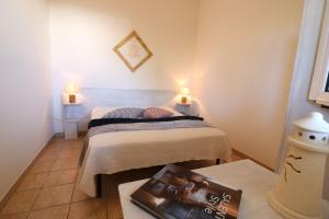 sypialnia z dwoma łóżkami i książką na stole w obiekcie Casa Regina Residence Torre Santo Stefano in Otranto 3 places w mieście Alimini