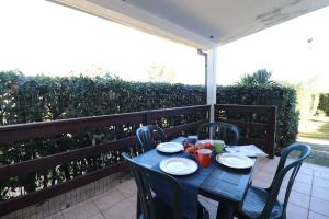stół z krzesłami i talerzami jedzenia na balkonie w obiekcie Casa Regina Residence Torre Santo Stefano in Otranto 3 places w mieście Alimini
