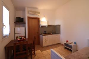 kuchnia ze stołem i jadalnią w obiekcie Casa Regina Residence Torre Santo Stefano in Otranto 3 places w mieście Alimini