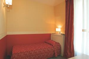 a small bedroom with a bed and a window at Hotel Mosca in Monza