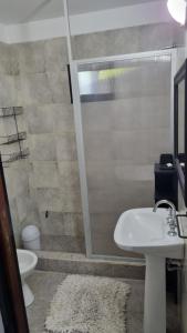 コスタ・デル・エステにあるCosta del Este 1のシャワー、洗面台、トイレ付きのバスルーム