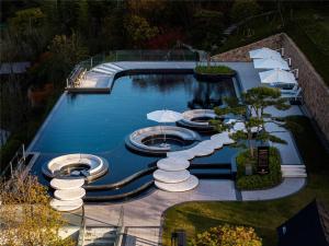 Bazén v ubytování Yibo Jinling Hotel Moganshan nebo v jeho okolí