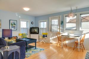 Un televizor și/sau centru de divertisment la Osprey Cottage South Freeport Home on Casco Bay!