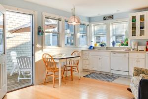 O bucătărie sau chicinetă la Osprey Cottage South Freeport Home on Casco Bay!