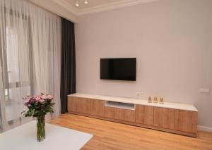 埃里温Modern apartments in the heart of Yerevan by Sweet Home的客厅墙上有一台平板电视