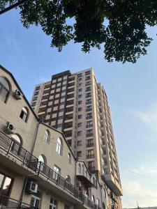 埃里温Modern apartments in the heart of Yerevan by Sweet Home的建筑前的高楼公寓