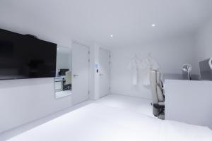 an office with white walls and a desk and chairs at Aank Air Hotel Chuncheon in Chuncheon