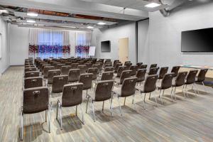 ローリーにあるAloft Raleigh Durham Airport Brier Creekの会議室(椅子、プロジェクションスクリーン付) +18枚の写真