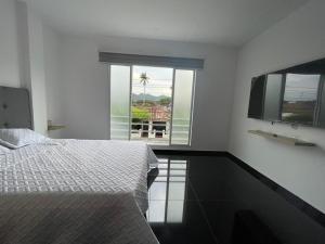 RoldanilloApartaestudio en pueblo mágico的一间带床和大窗户的卧室