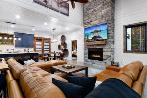 布罗肯鲍Pinesthesia的带沙发和壁炉的客厅